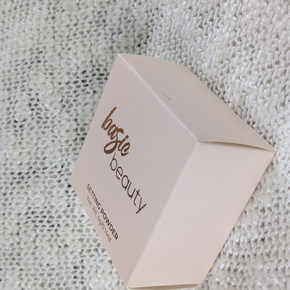 Basic Beauty Setting Powder in Banana, 4g/0.14oz - Picture 7 of 9